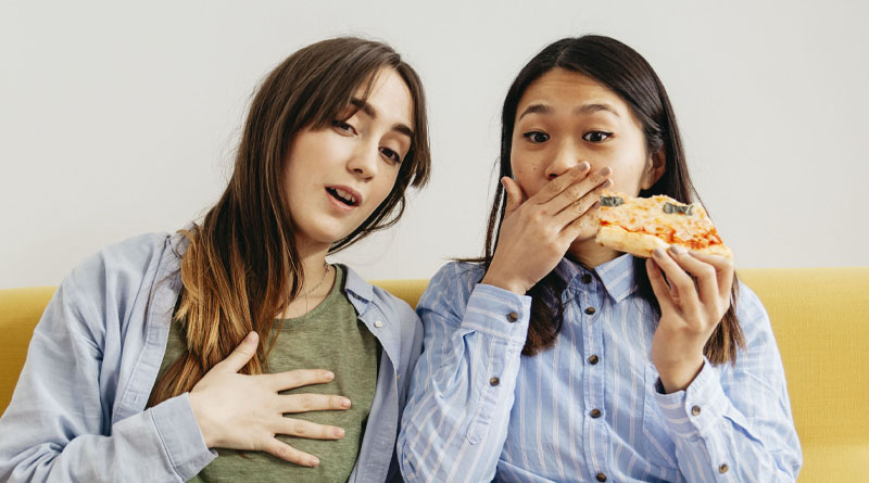 Dos chicas disfrutan de una pizza Mamamasa