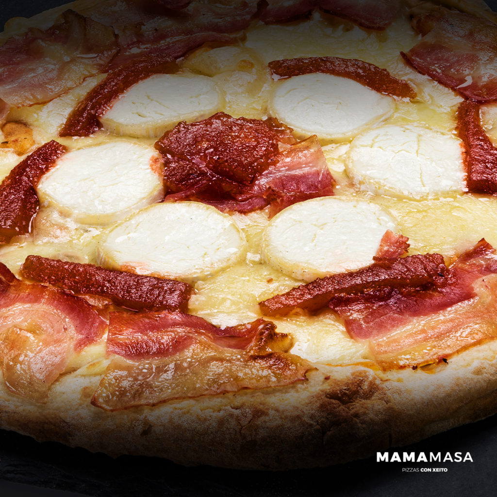 Pizza Mamamasa de bacon, queso de cabra y membrillo 