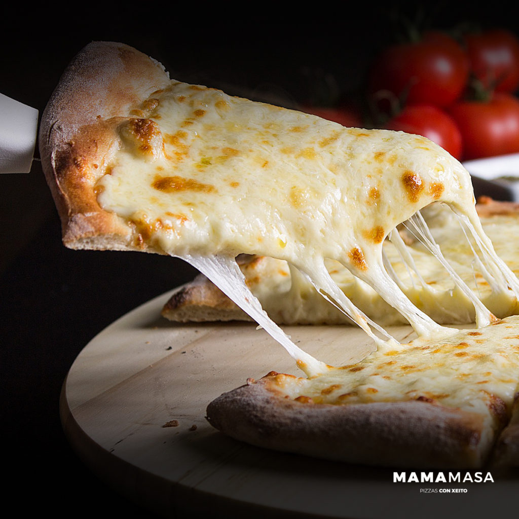 La mozzarella es el queso más usado en la pizza